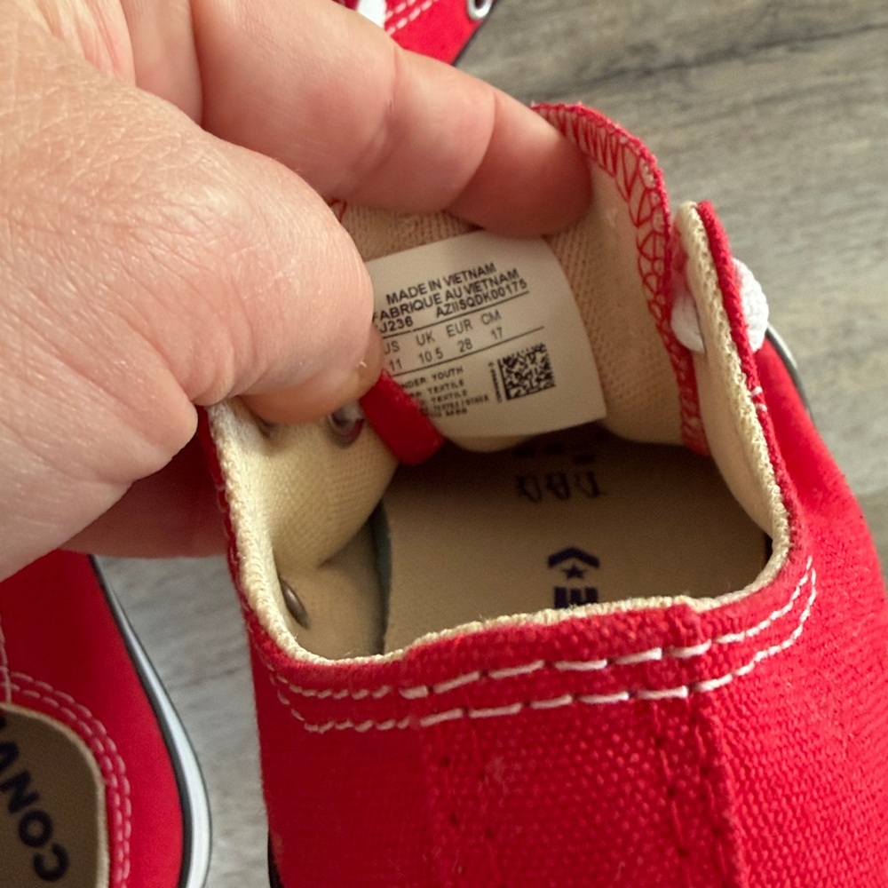 Kids red converse size 11 youth unisex - Picture 4 of 6